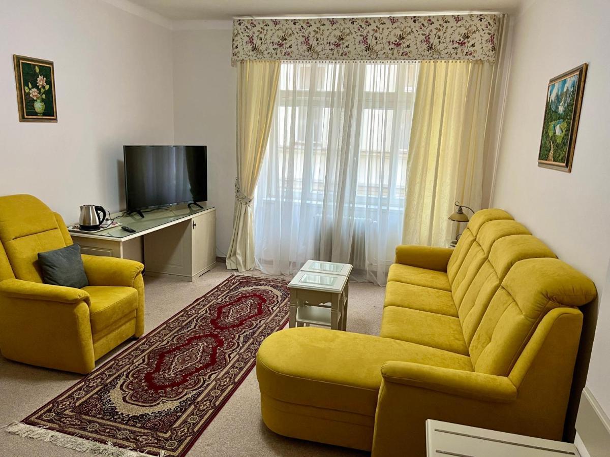 فندق Zlaty Sloup كارلوفي فاري المظهر الخارجي الصورة